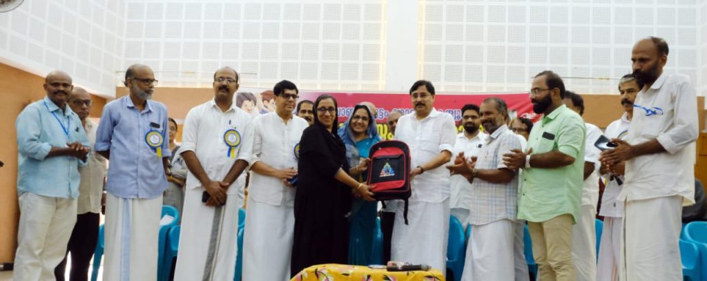 കൊയിലാണ്ടിക്കൂട്ടം കുഞ്ഞു മനസ്സുകൾക്ക് കുട്ടി സമ്മാനം: സ്കൂൾ പഠനോപകരണം വിതരണം ചെയ്തു