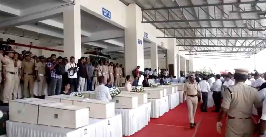 സ്വപ്നങ്ങള് ബാക്കിയാക്കി അവരെത്തി; മൃതദേഹങ്ങളുമായി കുവൈത്തില് നിന്നും വിമാനം കൊച്ചിയിലെത്തി; വിതുമ്പലോടെ കേരളം