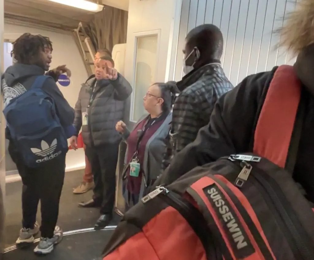 ശരീരത്തിന് ദുര്ഗന്ധമെന്ന് ആരോപിച്ച് കറുത്തവംശജരെ വിമാനത്തില് നിന്നിറക്കി വിട്ട അമേരിക്കന് എയര്ലൈന്സിനെതിരെ കേസ്