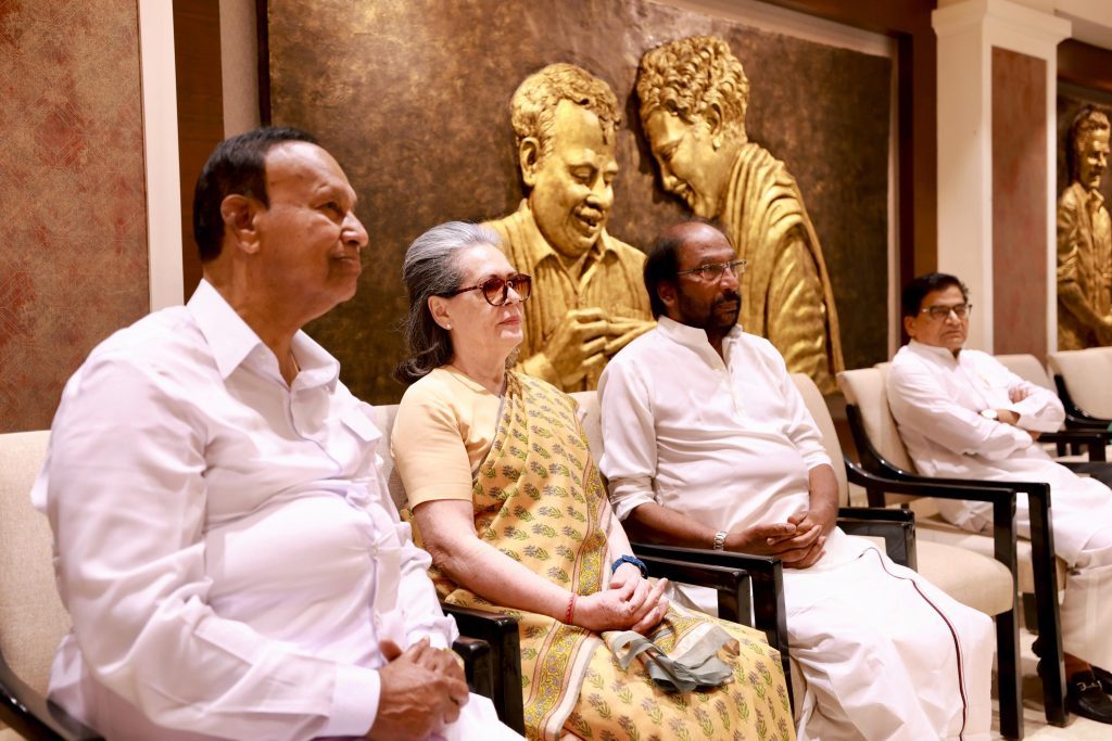 ‘എക്സിറ്റ് പോളിന് വിപരീതമായിരിക്കും യഥാര്ത്ഥ ഫലങ്ങള്’: സോണിയാഗാന്ധി