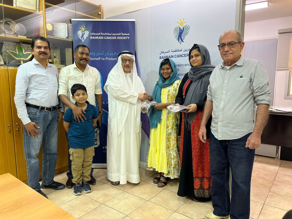 കാൻസർ രോഗികൾക്ക് മുടി ദാനം നൽകി ഉമ്മയും മകളും