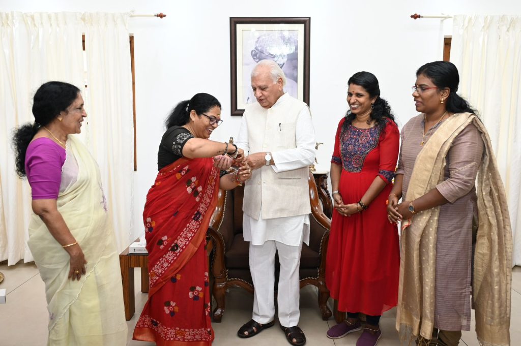 രക്ഷാബന്ധൻ: ഗവർണർക്ക് ഭാര്യക്കും രാഖിബന്ധിച്ചു