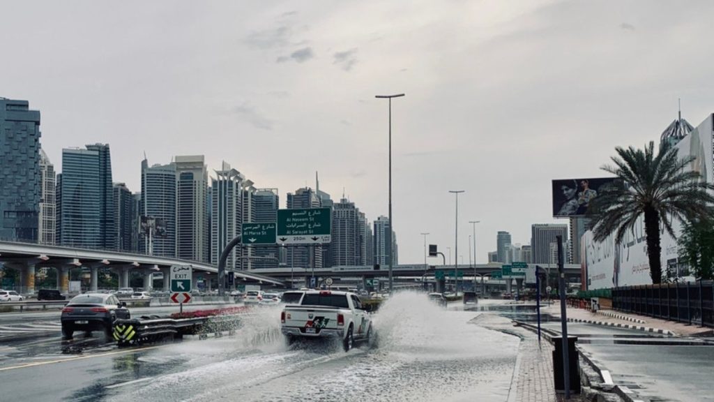 യുഎഇയില് പലയിടങ്ങളിലും കനത്ത മഴ; ബുധനാഴ്ച രാത്രി 7 മണി വരെ കാറ്റിന് സാധ്യത; ഓറഞ്ച് അലര്ട്ട്