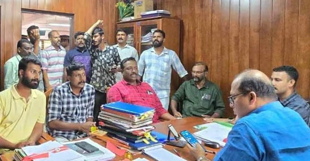 ഉരുൾപൊട്ടൽ ദുരിതാശ്വാസം; സർക്കാർ പ്രഖ്യാപിച്ച 10,000 രൂപ കിട്ടിയില്ല, സി.പി.എമ്മിന്റെ നേതൃത്വത്തിൽ പഞ്ചായത്ത് സെക്രട്ടറിയെ ഉപരോധിച്ചു