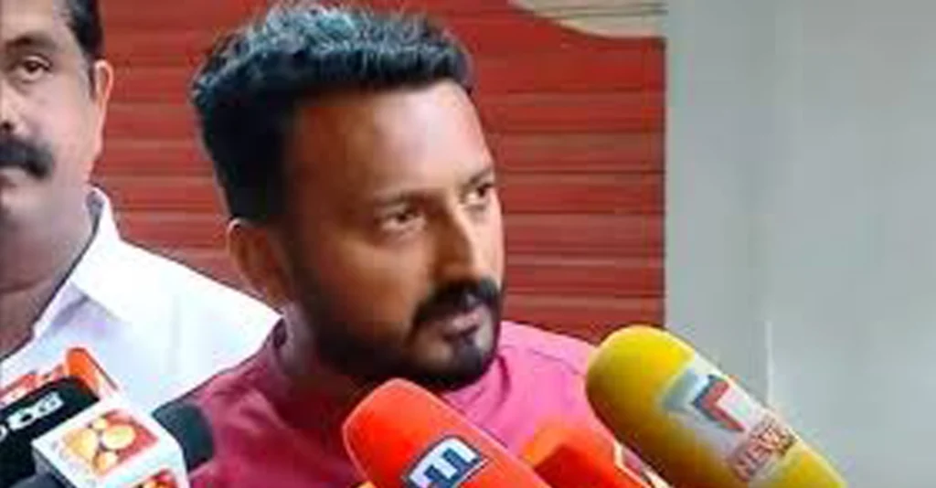 അർധരാത്രിയിലെ പോലീസ് പരിശോധന സിപിഎം -ആര്എസ്എസ് ഡീൽ; രാഹുൽ മാങ്കൂട്ടത്തിൽ