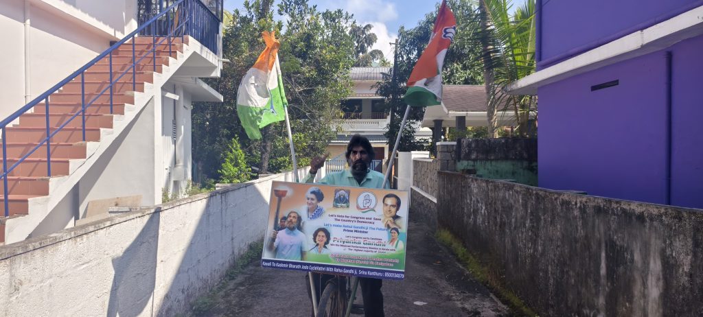 ആന്ധ്രപ്രദേശില് നിന്നും സൈക്കിളിലെത്തി പ്രിയങ്കക്കായി പ്രചരണം നടത്തി ശ്രീനിവാസലു