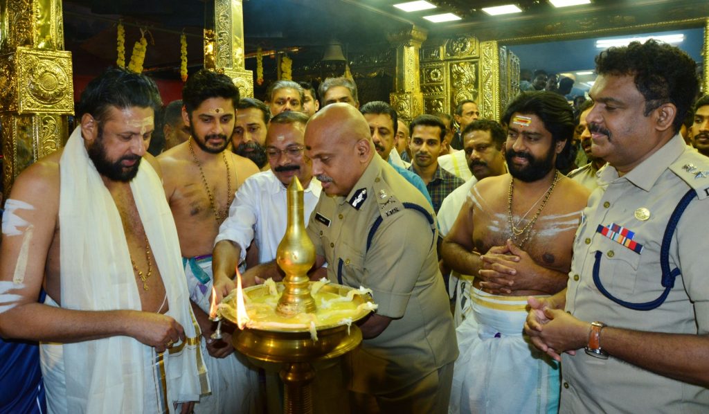 രണ്ടാംദിനവും സന്നിധാനത്ത് ആനന്ദക്കാഴ്ചയായി കർപ്പൂരാഴി ഘോഷയാത്ര