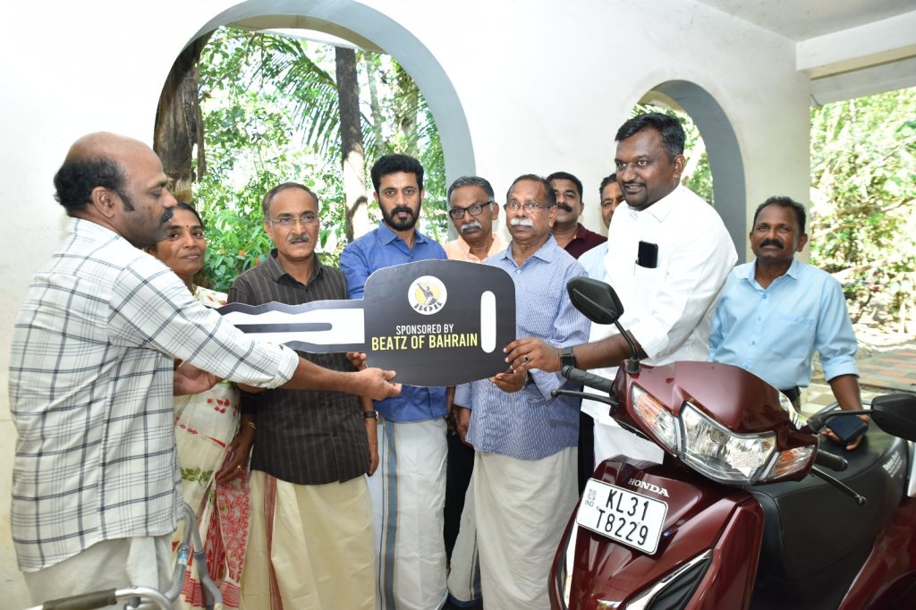 ബീറ്റസ് ഓഫ് ബഹ്റൈൻ മുച്ചക്ര വാഹനം കൈമാറി