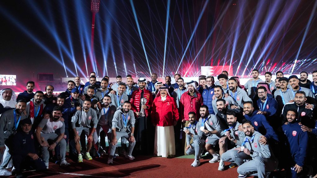 ഗൾഫ് കപ്പ് കിരീടം നേടിയ ബഹ്റൈൻ ദേശീയ ഫുട്ബോൾ ടീമിന് ഹമദ് രാജാവ് സ്വീകരണം നൽകി