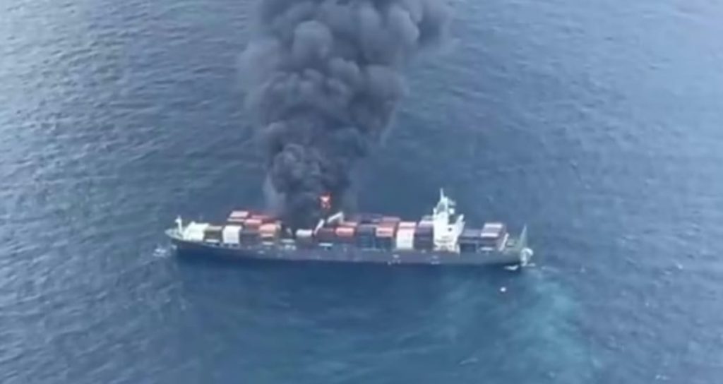 തീപിടിച്ച കപ്പലില് അപകടകരമായ വസ്തുക്കള്; രക്ഷാദൗത്യത്തിന് വിമാനങ്ങളും കപ്പലുകളും