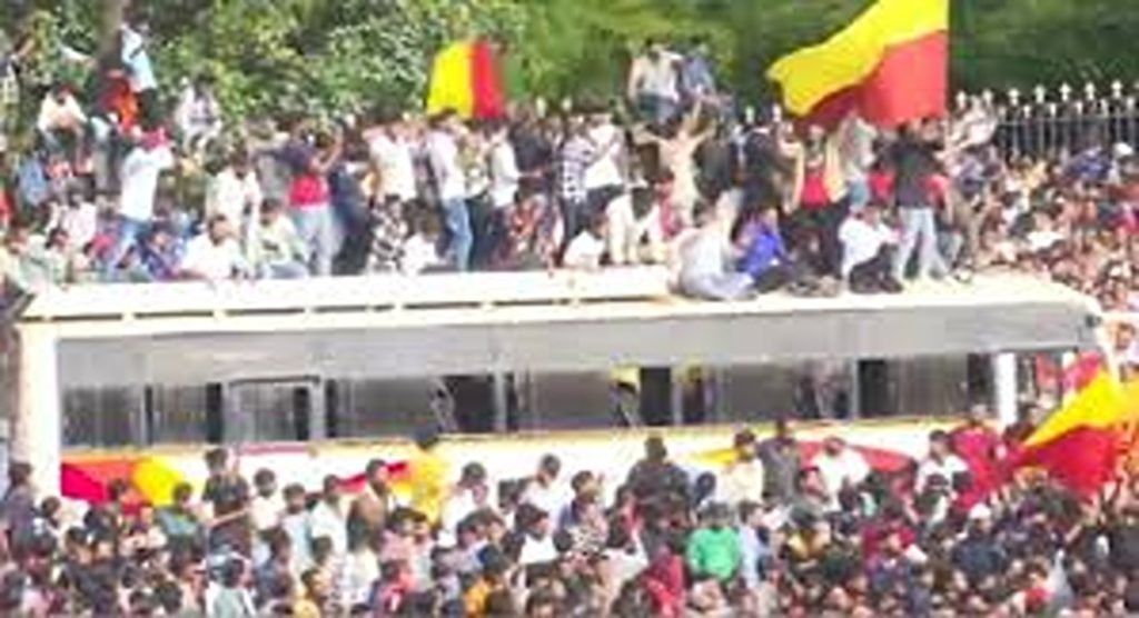 ദുരന്തമായി ബെംഗളൂരുവിന്റെ വിജയാഘോഷം; ചിന്നസ്വാമി സ്റ്റേഡിയത്തിൽ തിക്കും തിരക്കും, 12 മരണം, 50 പേർക്ക് പരുക്ക്