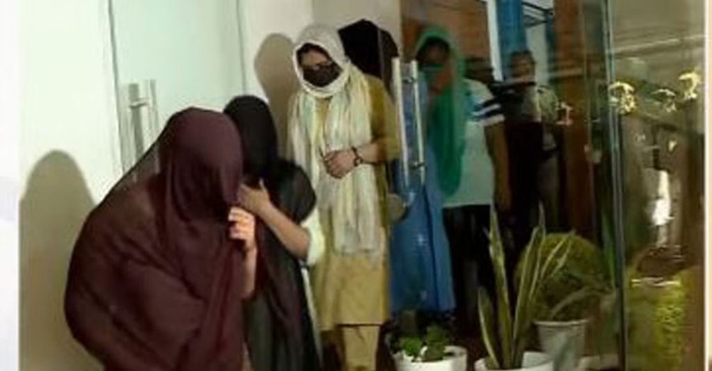 മലാപറമ്പ് പെൺവാണിഭ നടത്തിപ്പുകാരിയുമായി 2 പൊലീസുകാർക്ക് ബന്ധം; ദിവസേന പണം അക്കൗണ്ടിലെത്തി