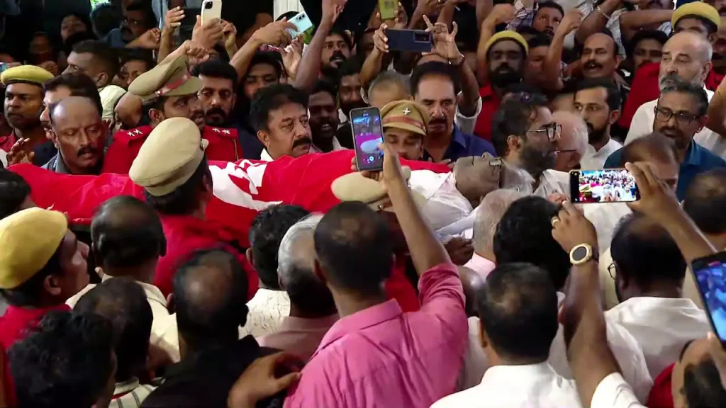 മടങ്ങുന്ന, പുന്നപ്രയുടെ സമരനായകന്; പിറന്ന മണ്ണില് അവസാനമായി വിഎസ്, ഡിസിയിലെ പൊതുദര്ശനം ചുരുക്കി