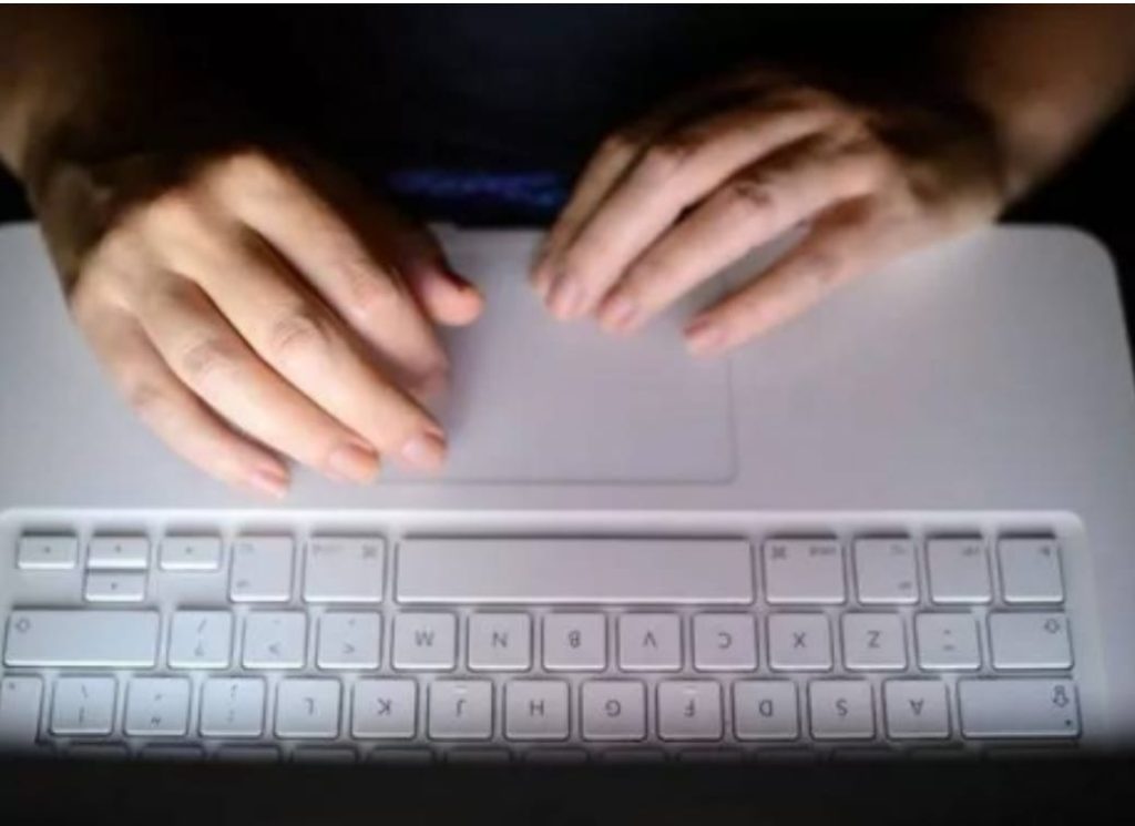 സമൂഹ മാധ്യമത്തില് അശ്ലീല വീഡിയോ: ബഹ്റൈനില് വിദേശി വനിതയ്ക്ക് ഒരു വര്ഷം തടവ്