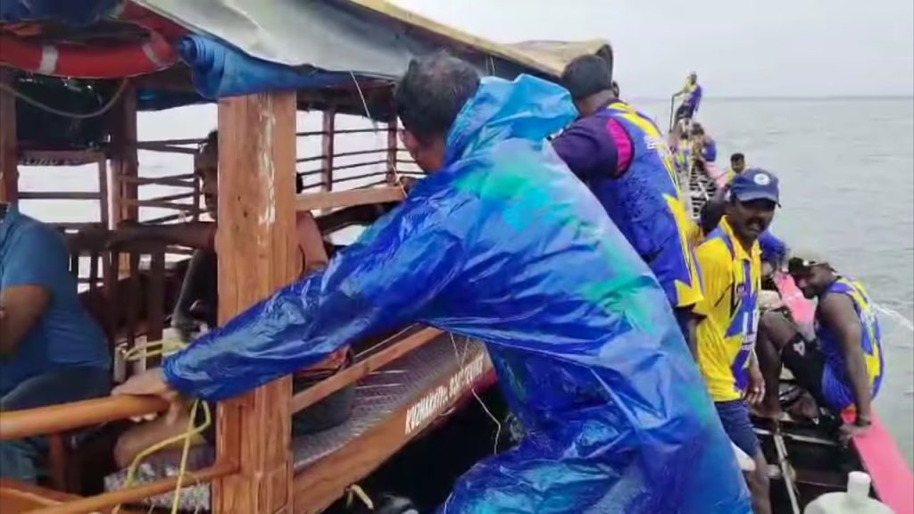 നെഹ്റു ട്രോഫി വള്ളംകളിക്ക് എത്തിയ ചുണ്ടൻ വള്ളം അപകടത്തിൽപ്പെട്ടു; ടീം വേമ്പനാട് കായലിൽ കുടുങ്ങി, തുഴച്ചില്ക്കാര്ക്ക് പരിക്കില്ല