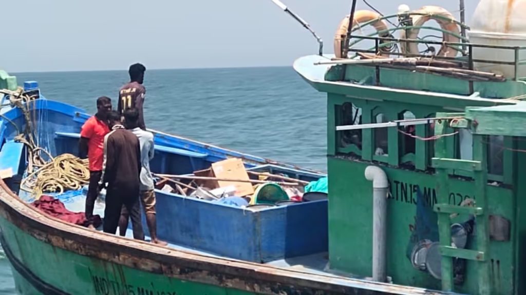 വിഴിഞ്ഞത്ത് മറൈൻ ആംബുലസിൽ പട്രോളിങ്, സംശയം തോന്നിയപ്പോൾ പരിശോധിച്ചു, ബോട്ട് പിടിച്ചെടുത്തു