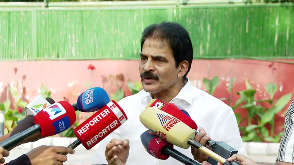 തെരഞ്ഞെടുപ്പ് കമ്മീഷനെ വെല്ലുവിളിച്ച് കെ സി വേണുഗോപാല്; ‘രാഹുലിനെതിരെ ക്രിമിനല് കേസെടുക്കട്ടെ, നോട്ടീസ് കാണിച്ച് ഭയപ്പെടുത്തേണ്ട’