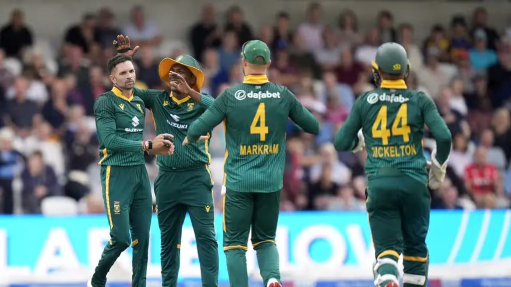 അടിതെറ്റി വീണ് ഇംഗ്ലണ്ട്, ദക്ഷിണാഫ്രിക്കക്കെതിരെ ആദ്യ ഏകദിനത്തില് നാണംകെട്ട തോല്വി