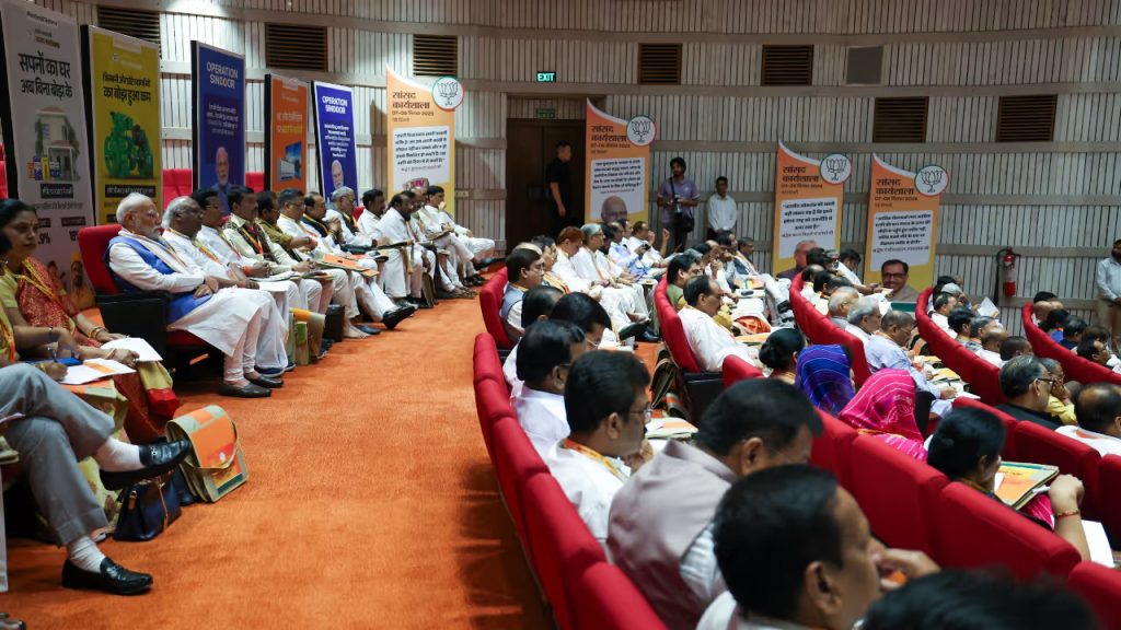 ‘ബാക്ക് ബെഞ്ചറായി മുഴുവൻ ക്ലാസിലും പങ്കെടുത്ത് മോദി’, ബിജെപി എംപിമാർക്കുള്ള പരിശീലന പരിപാടിയിൽ സജീവമായി പ്രധാനമന്ത്രി