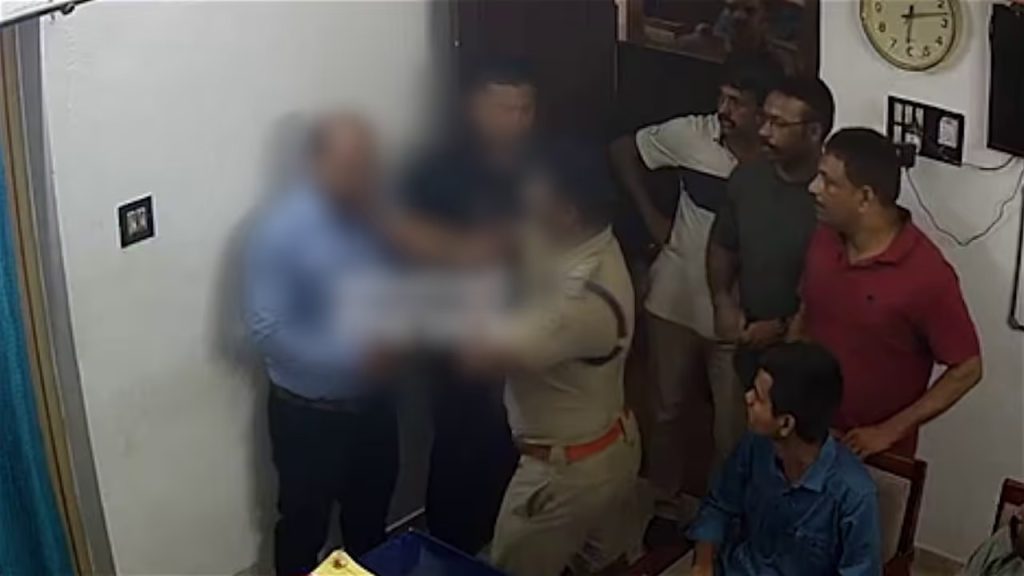 പീച്ചി സ്റ്റേഷൻ മർദനം: കടവന്ത്ര സിഐ പി. വി രതീഷിന് കാരണം കാണിക്കൽ നോട്ടീസ്: രതീഷ് പീച്ചി എസ്ഐ ആയിരുന്നപ്പോഴാണ് സംഭവം