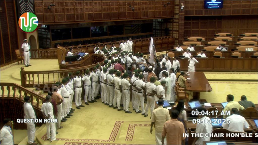 ചെയറിന് മുന്നിൽ ബാനർ പിടിക്കാനാവില്ലെന്ന് സ്പീക്കർ; മുഖ്യമന്ത്രിയുടെ ബോഡി ഷെയ്മിങ് പരാമർശം സഭയിൽ, പ്രതിപക്ഷം ഇറങ്ങിപ്പോയി