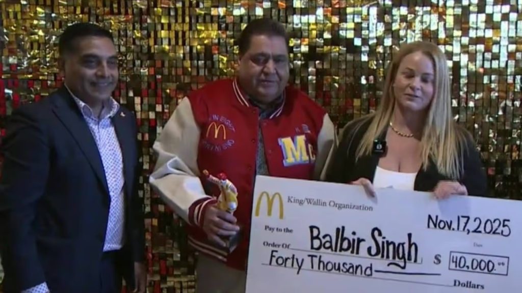 40 വർഷത്തെ സേവനം, 36 ലക്ഷത്തിന്റെ ചെക്ക്, ഇന്ത്യക്കാരനെ ആദരിച്ച് യുഎസ്സിലെ ഫ്രാഞ്ചൈസി ഉടമ