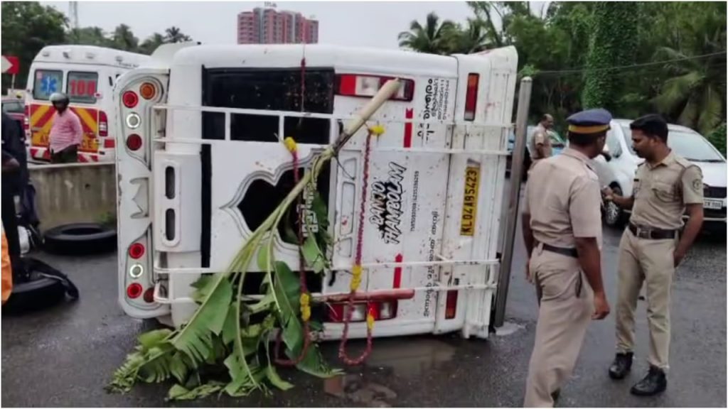 ശബരിമല തീര്ത്ഥാടകര് സഞ്ചരിച്ച വാഹനം നിയന്ത്രണം വിട്ട് തലകീഴായി മറിഞ്ഞു