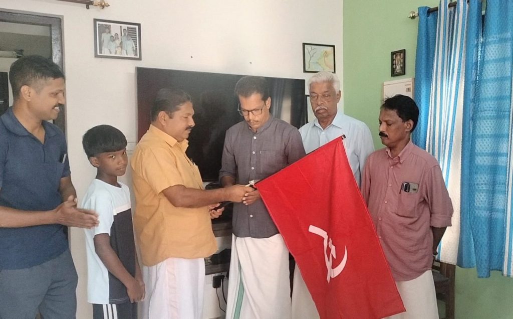 മാധ്യമ പ്രവര്ത്തകന് പി. ആര്. സുമേരന് സി പി ഐ യില് അംഗത്വം സ്വീകരിച്ചു.