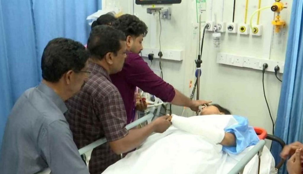 മേക്കപ്പിന് പോകുന്നതിനിടെ വധുവിന് അപകടം; ആശുപത്രിയിലെത്തി താലി ചാര്ത്തി വരന്, വീട്ടില് വിവാഹ സദ്യ