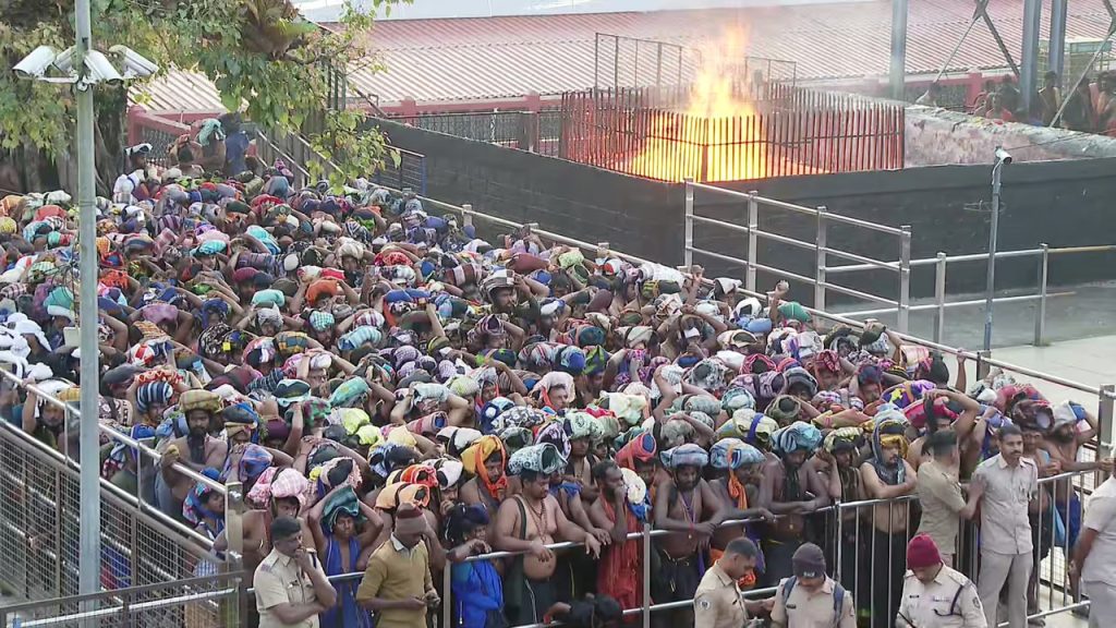 ശബരിമലയിൽ ഭക്ത കുഴഞ്ഞുവീണ് മരിച്ചു, മലകയറവെ അപ്പാച്ചിമേട് ഭാഗത്ത് കുഴഞ്ഞു വീഴുകയായിരുന്നു