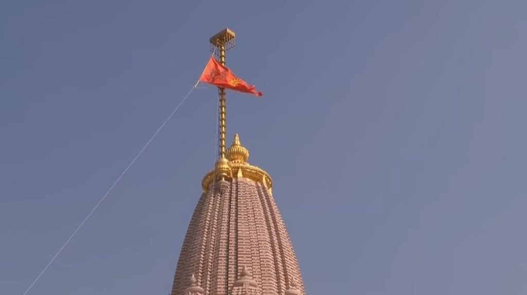 ചുറ്റും ശ്രീരാമ നാമ വിളികള്, ആയിരക്കണക്കിന് ഭക്തര് സാക്ഷി, അയോധ്യയിലെ രാമക്ഷേത്രം പൂര്ണതയില്; ധ്വജാരോഹണ ചടങ്ങ് നിര്വഹിച്ച് മോദി