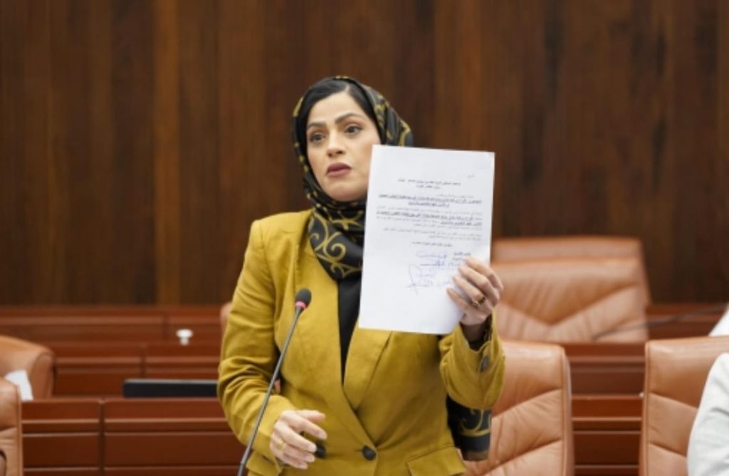 പാര്ലമെന്റിലെ ചിരിയും തമാശയും: നടപടി വേണമെന്ന് എം.പി.