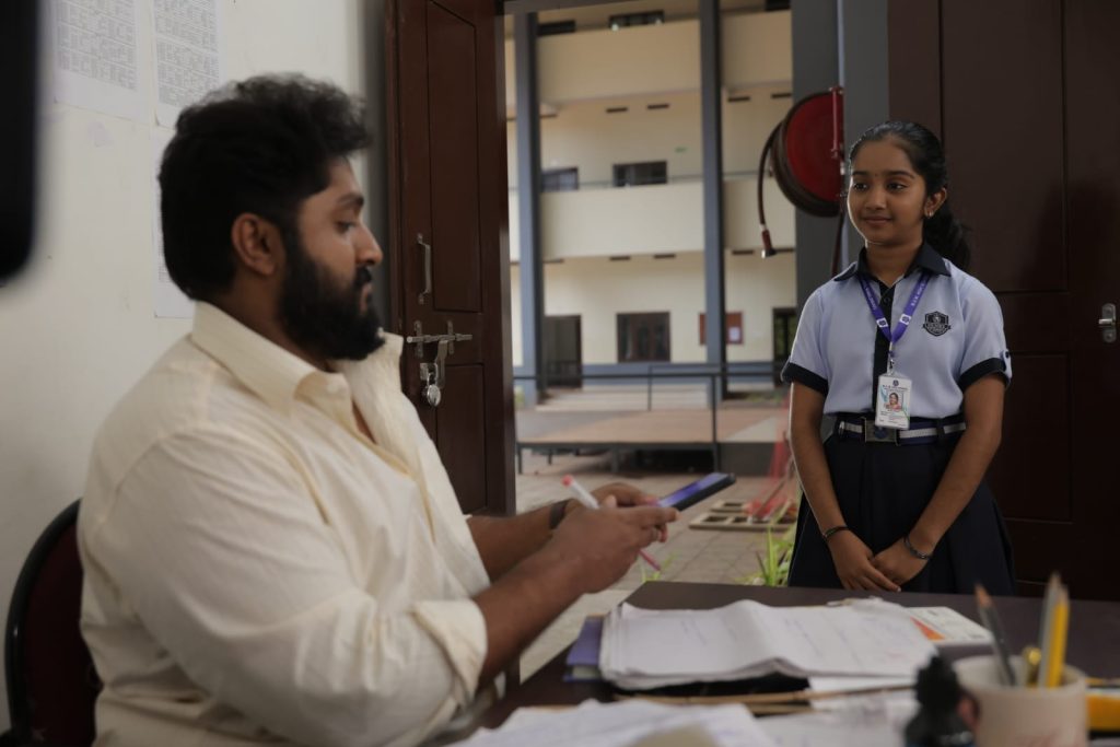 ചൂരലെടുത്ത് സജിന്മാഷായി ധ്യാന്.വേറിട്ട ലുക്കില് ധ്യാന് ശ്രീനിവാസന് എത്തുന്ന ‘കല്യാണമരം’ ചിത്രീകരണം ആരംഭിച്ചു.