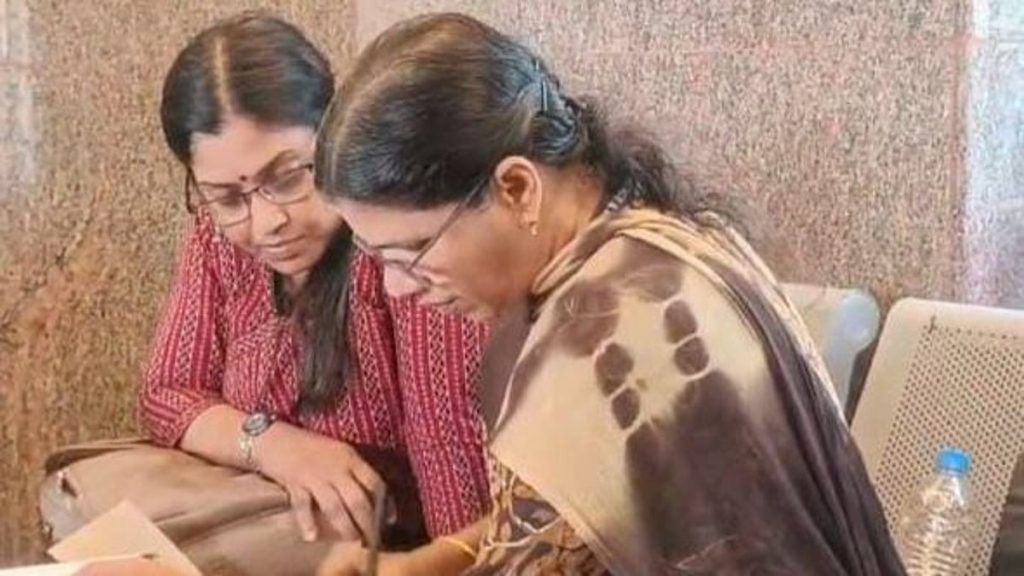 റെയില്വേ സ്റ്റേഷനില് വെച്ച് കൈക്കൂലി വാങ്ങി; കെഎസ്ഇബി ഉദ്യോഗസ്ഥയെ കൈയോടെ പൊക്കി വിജിലന്സ്