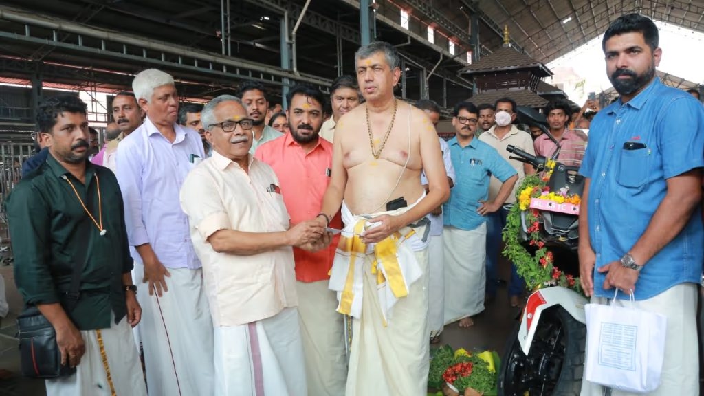 300 സിസി അഡ്വഞ്ചര് ടൂറിങ് ബൈക്ക് ഗുരുവായൂരപ്പന് സ്വന്തം!, ടിവിഎസിന്റെ ടിവിഎസ് അപ്പാച്ചെ ആര്ടി എക്സ് സമര്പ്പിച്ച് ടിവിഎസ് സിഇഒ