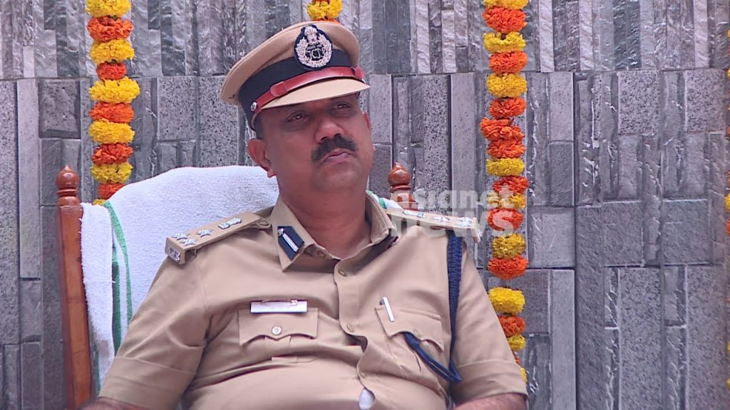 തടവുകാരില് നിന്ന് കൈക്കൂലി വാങ്ങി വഴി വിട്ട സഹായം; ജയില് ഡിഐജി വിനോദ് കുമാറിന് സസ്പെന്ഷന്