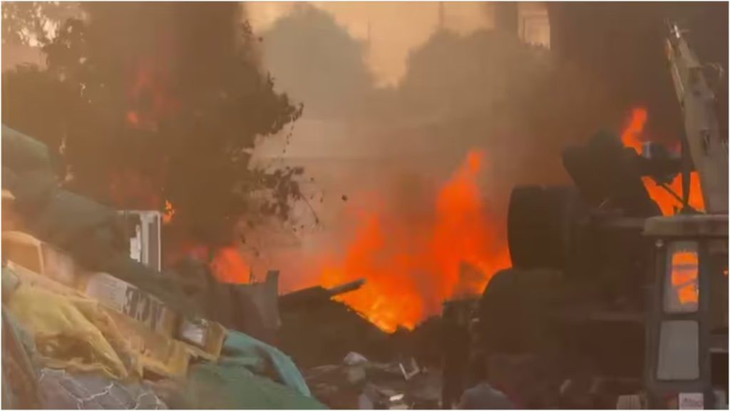 ആലുവയിൽ ആക്രിക്കടയിൽ വൻ തീപിടുത്തം; കാറ്റ് വീശിയതോടെ തീ ആളിപ്പടര്ന്നു, ഫയര്ഫോഴ്സെത്തി നിയന്ത്രണ വിധേയമാക്കി