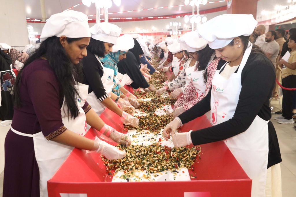 അല് ഹിലാല് ഹെല്ത്ത്കെയര് ഗ്രൂപ്പും ലുലു ബഹ്റൈനും ചേര്ന്ന് മദേഴ്സ് കേക്ക് മിക്സിംഗ് സംഘടിപ്പിച്ചു