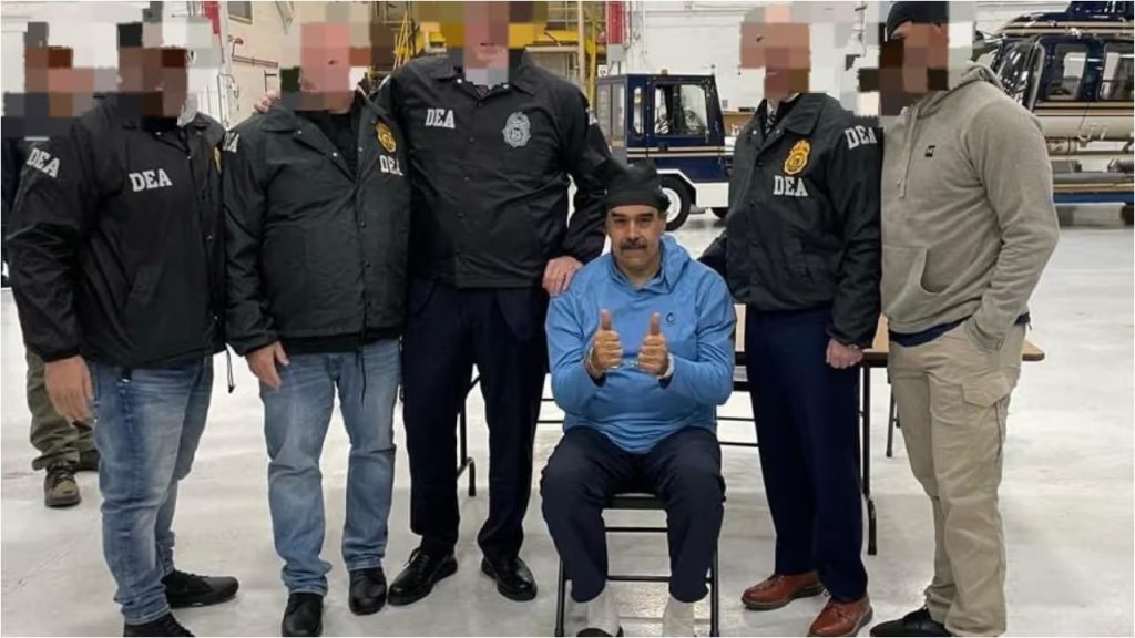 ജയിൽ അധികൃതർക്ക് നടുവിൽ തംപ്സ് അപ് മുദ്രയുമായി നിക്കോളാസ് മഡൂറോ ന്യൂയോർക്ക് ജയിലിൽ