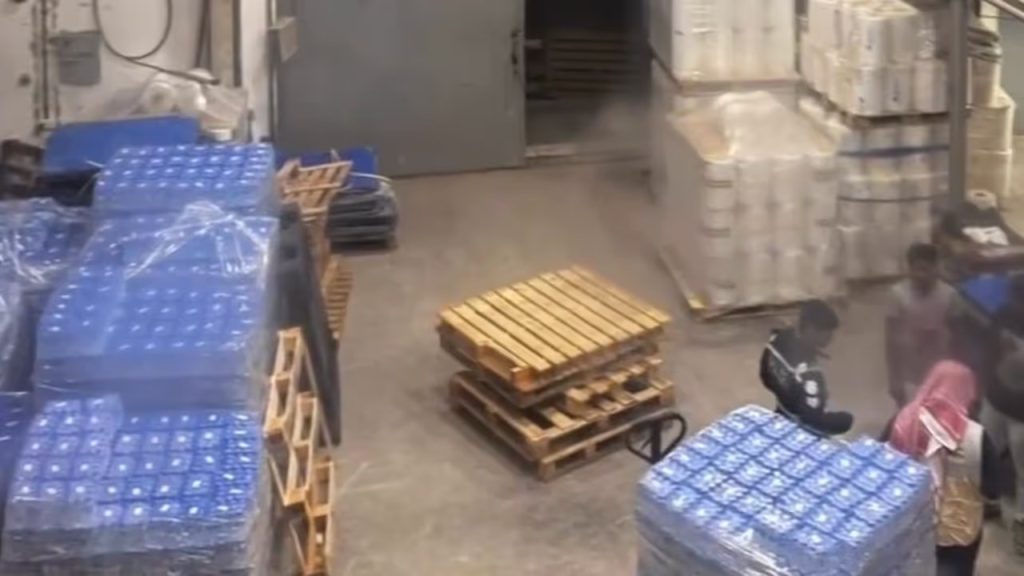 നേരത്തെ സീൽ ചെയ്ത് പോയ കുപ്പിവെള്ള നിർമ്മാണ പ്ലാന്റ് രാത്രിയിൽ വീണ്ടും പ്രവർത്തിപ്പിച്ചു; നടപടിയെടുത്ത് കുവൈത്ത് ക്രിമിനൽ സെക്യൂരിറ്റി