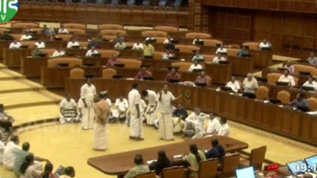 തന്ത്രിയുടെ വാദം ഏറ്റുപിടിച്ച് പ്രതിപക്ഷം; കലുഷിതമായി നിയമസഭ സമ്മേളനം, നടുത്തളത്തിലിറങ്ങി പ്രതിഷേധം