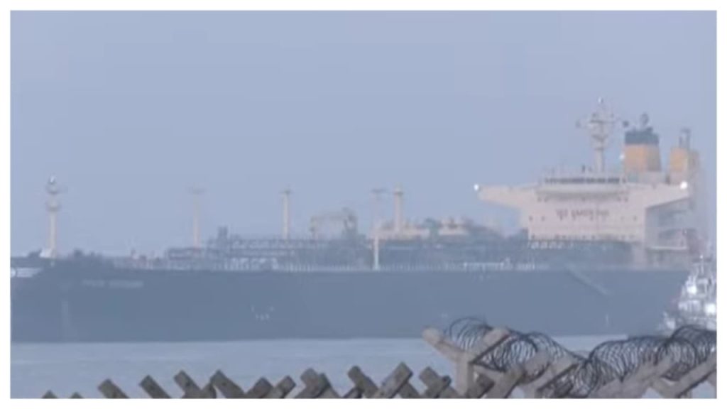 അനിശ്ചിതത്വങ്ങൾക്കിടയിലും ആശ്വാസ വാർത്ത! എൽപിജിയുമായി യുഎസിൽ നിന്നും ടാങ്കറുകൾ ഇന്ത്യയിൽ എത്തിതുടങ്ങി, റഷ്യയിൽ നിന്ന് ക്രൂഡ് ഓയിലുമെത്തി