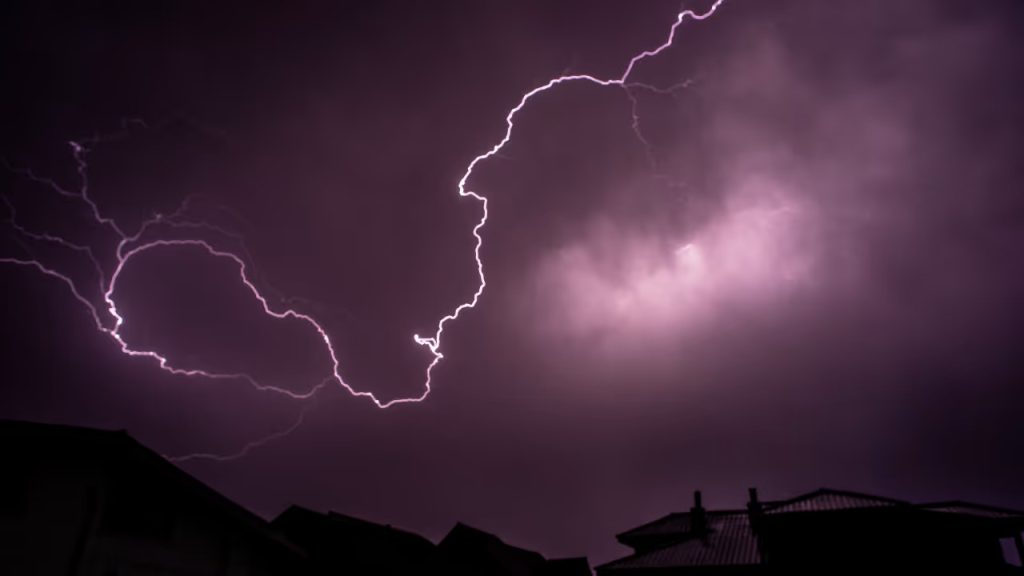 കേരളത്തിൽ ഇടിമിന്നലോടു കൂടിയ മഴയ്ക്ക് സാധ്യത; ഒറ്റപ്പെട്ടയിടങ്ങളിൽ നാളെയും മറ്റന്നാളും ഇടിമിന്നൽ ജാഗ്രതാ നിർദേശം