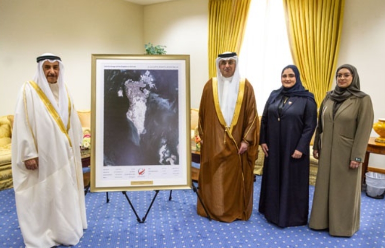 ബഹ്റൈന് ഉപഗ്രഹം അല് മുന്തര് പകര്ത്തിയ രാജ്യത്തിന്റെ ആദ്യ ചിത്രം ഉപപ്രധാനമന്ത്രിക്ക് സമ്മാനിച്ചു