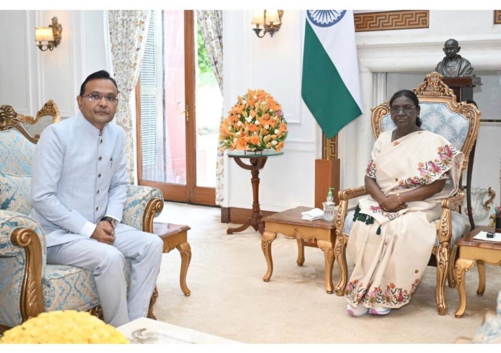 ബഹ്റൈനിലെ നിയുക്ത ഇന്ത്യൻ അംബാസഡർ രാഷ്ട്രപതിയിൽ നിന്ന് അധികാരപത്രം ഏറ്റുവാങ്ങി